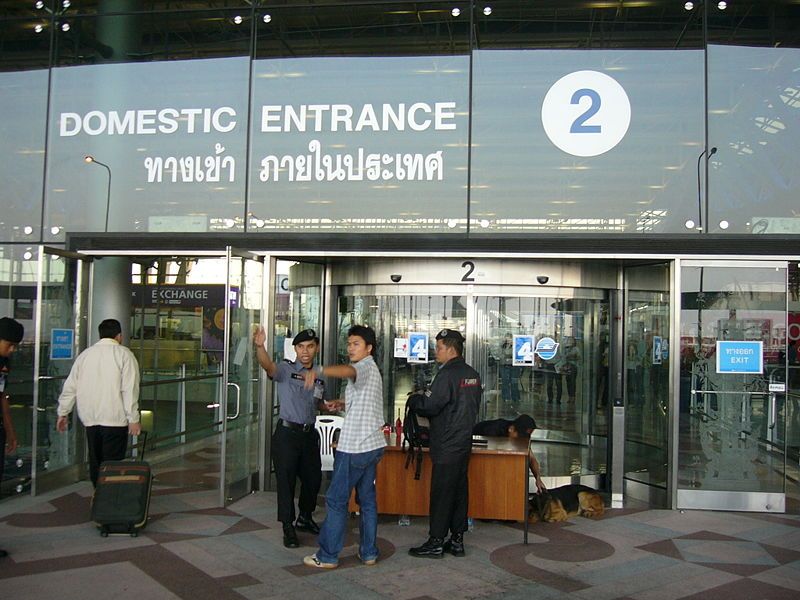 2名中国男子泰国机场偷日本游客钱包被抓 还曾刷受害者信用卡