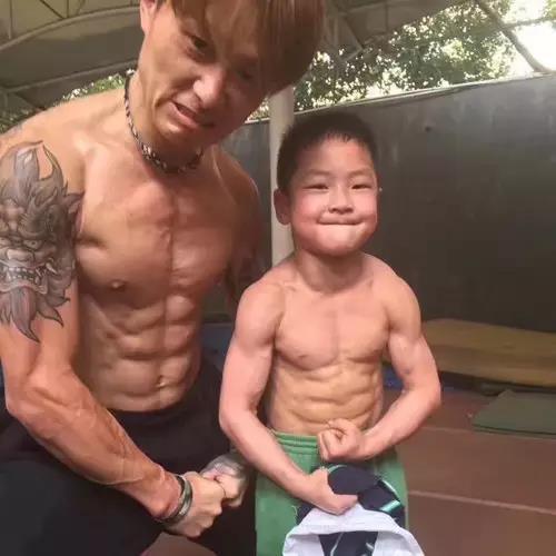 厉害了！杭州一7岁娃娃练出八块腹肌 体操赛独揽6金