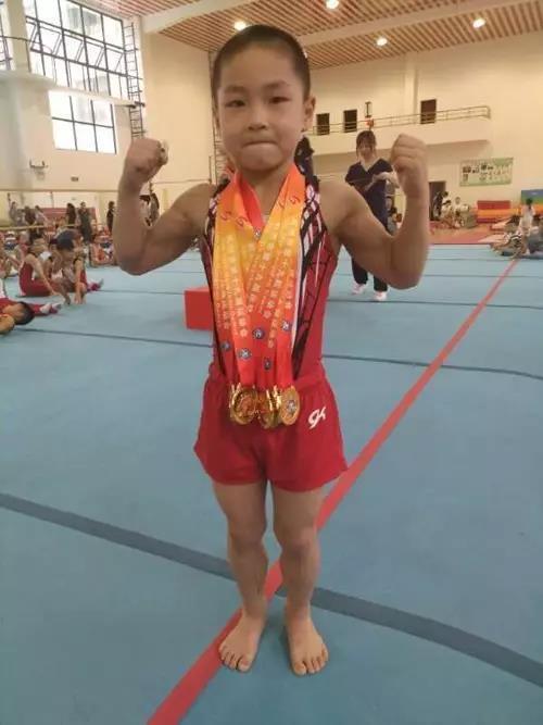 厉害了！杭州一7岁娃娃练出八块腹肌 体操赛独揽6金