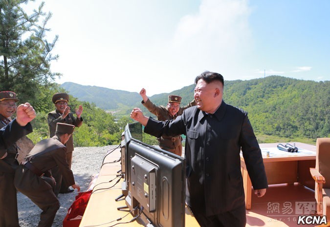 朝鲜最新消息 朝鲜洲际导弹试射画面曝光 金正恩观看（2）