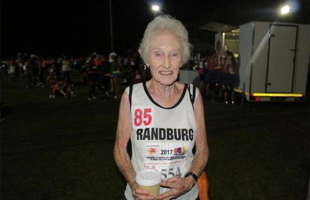 南非85岁老太两小时完赛半马创纪录 78岁才入跑圈