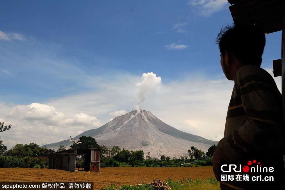 印尼锡纳朋火山持续喷发 附近居民淡定生活闲暇还合照(图)
