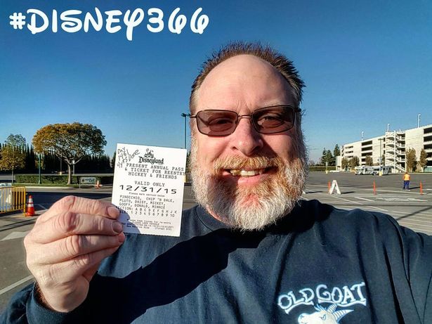美国一男子连续2000天 每日必去迪士尼乐园