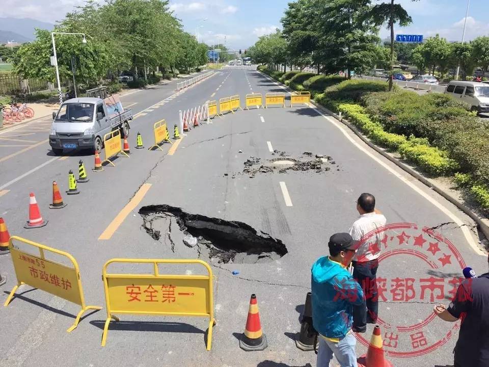 乌龙江大道局部坍塌 封闭维修20天左右