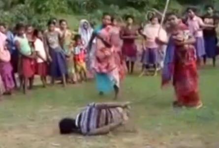 印度男子因侵犯儿童 遭数名女性捆绑殴打
