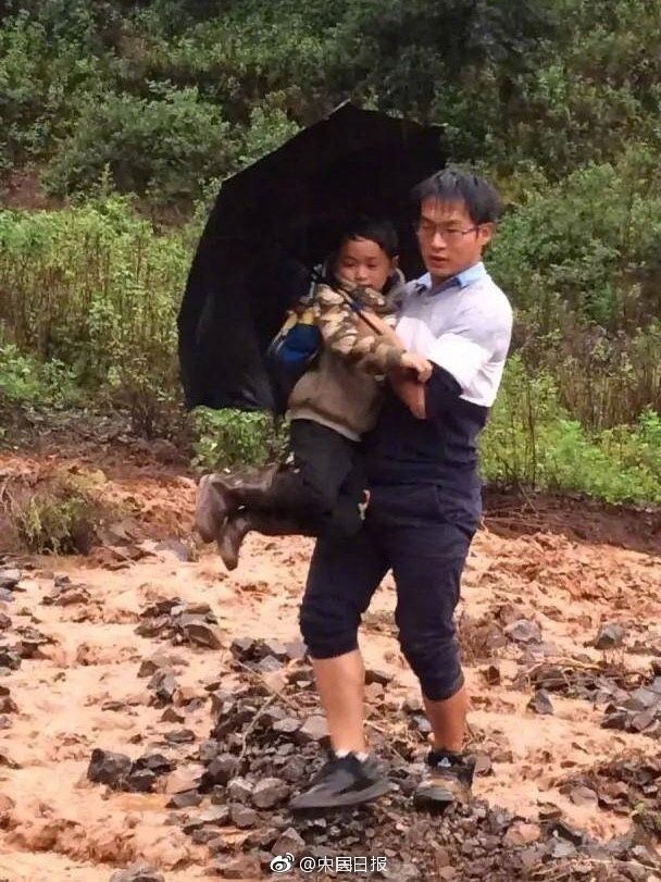 云南28岁“最暖小学校长”段瑞获赞 抱60多个孩子渡河