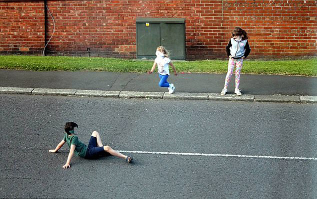 惊险一幕：英国熊孩子不顾危险躺在路中间玩耍