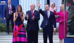 尴尬！美国总统特朗普握手被波兰第一夫人阿格塔·“无视”