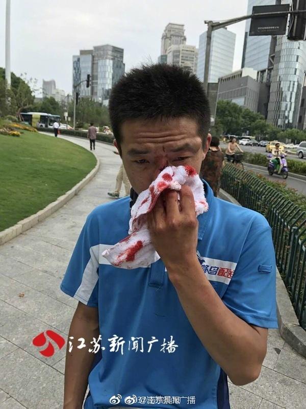 南京一外卖小哥被男子打伤 疑因超车引纠纷被打得满脸血