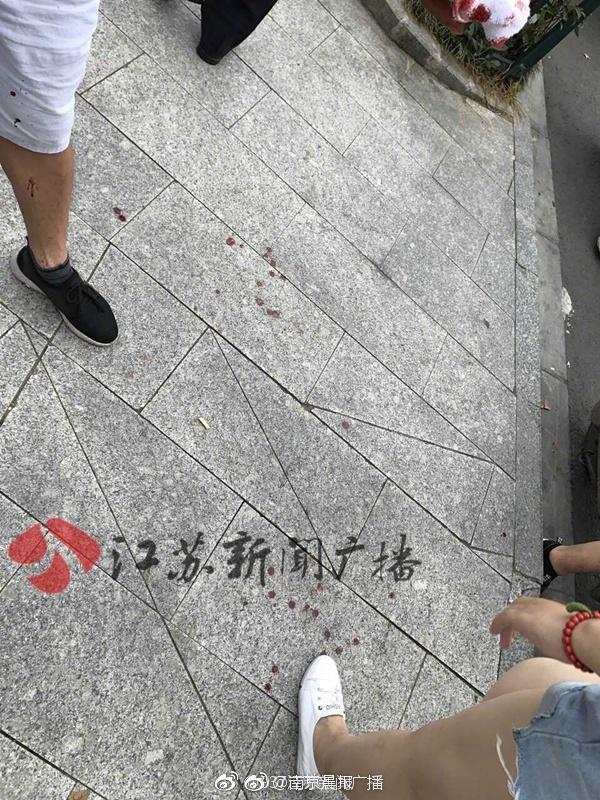 南京一外卖小哥被男子打伤 疑因超车引纠纷被打得满脸血（2）