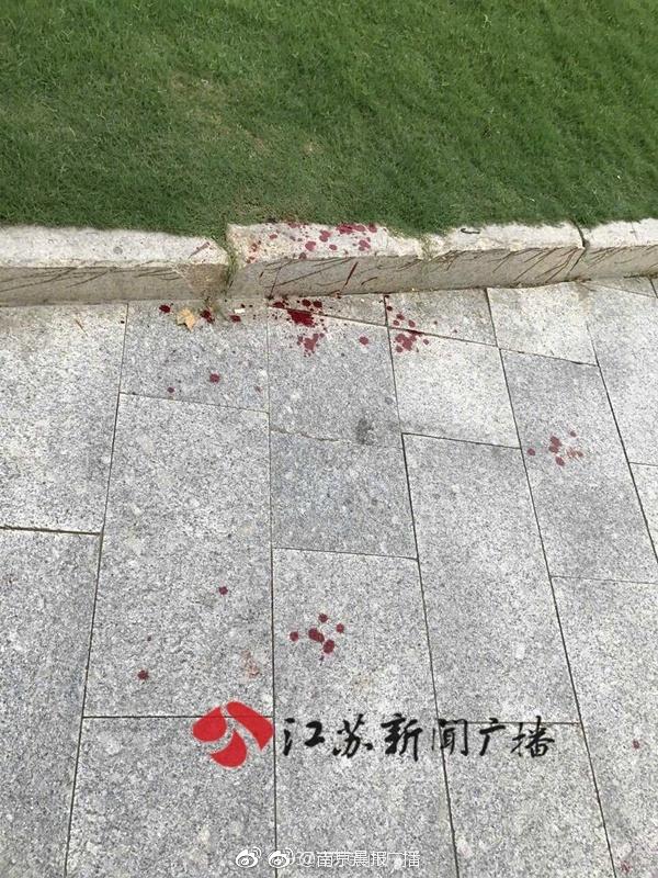 南京一外卖小哥被男子打伤 疑因超车引纠纷被打得满脸血（2）