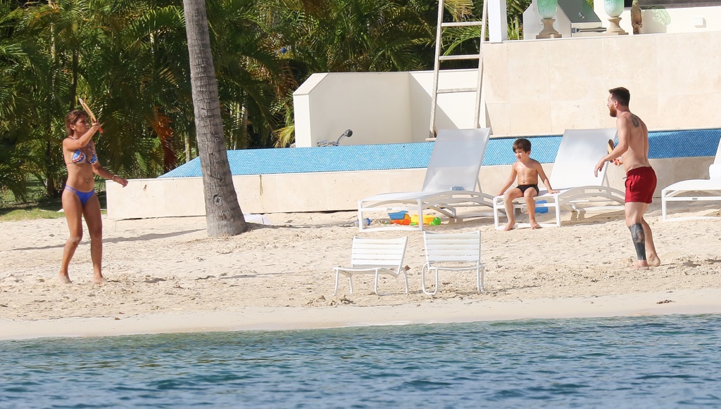 新婚加勒比海度蜜月!梅西一家三口沙滩玩泥巴