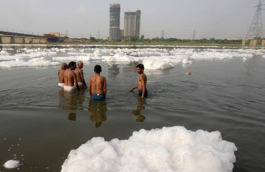 印度亚穆纳河严重污染 虔诚民众“泡沫”里祈祷