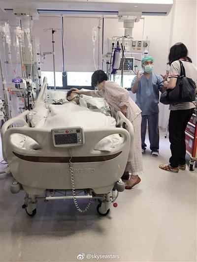 杨婷的妈妈肖女士在当地医院陪护她。