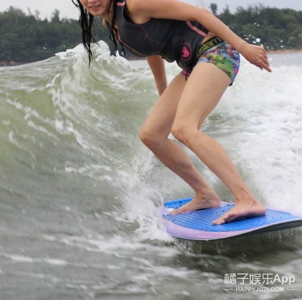 张柏芝的带娃日常：冲浪、滑板、玩直播 享受悠然自得的生活