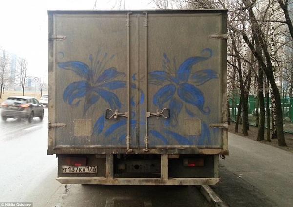 莫斯科街头肮脏汽车变身艺术品 灰尘中惊现鳄鱼猩猩鲨鱼...（2）