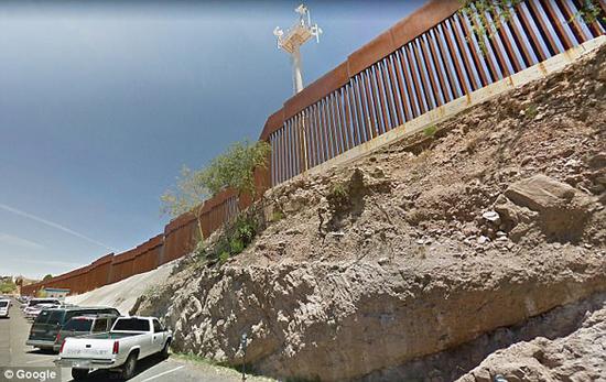 越境不成墨西哥女子被人贩抛弃 挂在15英尺美墨边界墙上