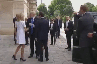 美国总统特朗普13日对法国进行正式访问 大赞法第一夫人身材棒  