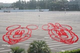 东京迪士尼新创意 停车场上堆出了米奇造型安全锥（图）