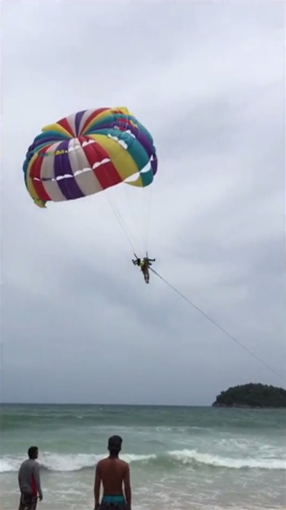 澳70岁富商罗杰玩摇曳伞起飞20秒坠海伤重死亡 妻冷静拍死亡视频
