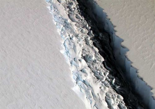 NASA官网公布南极洲最大冰架——拉森C冰架裂口组图照片
