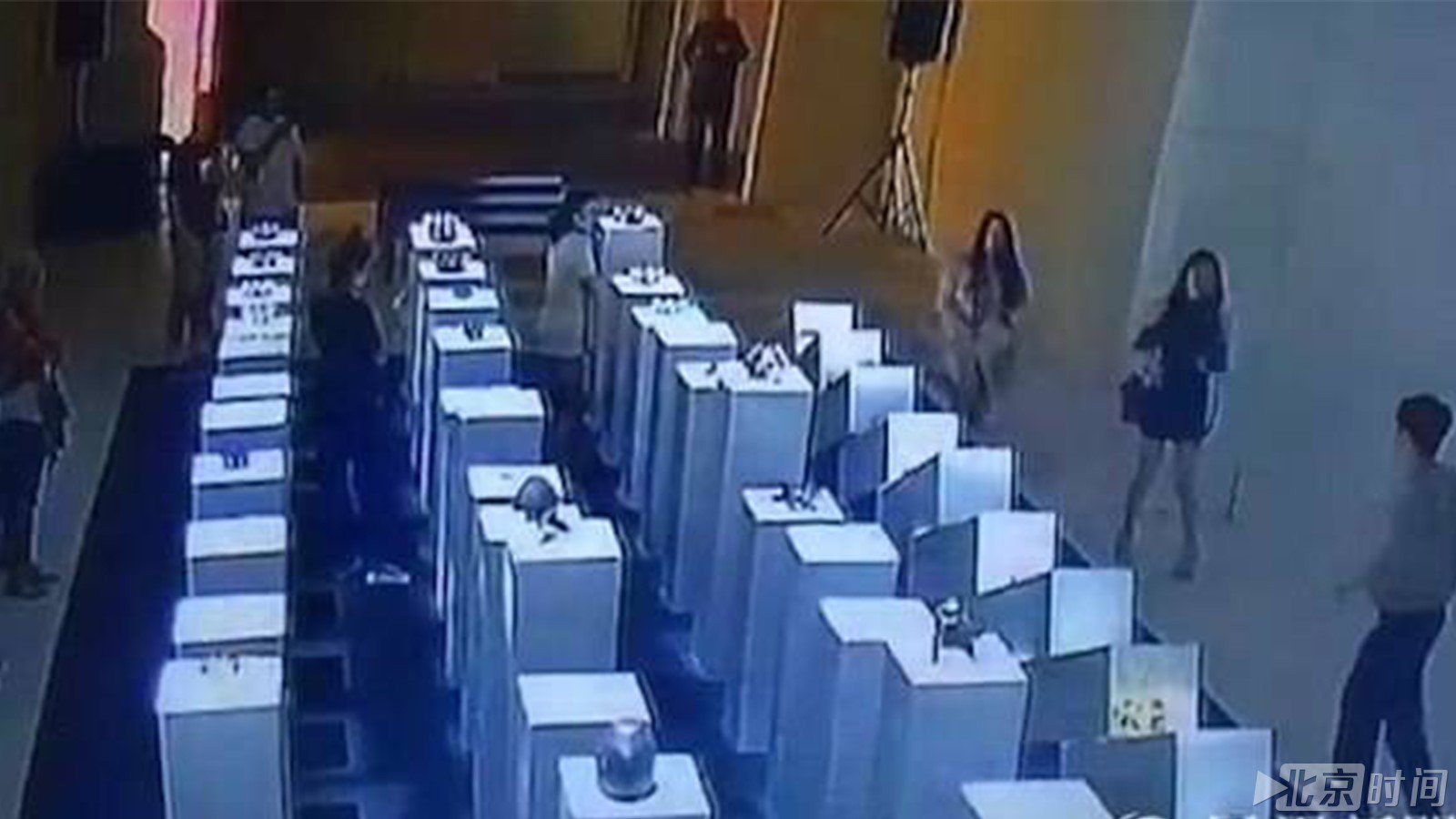 女子自拍引“多米诺骨牌效应” 135万艺术品被毁