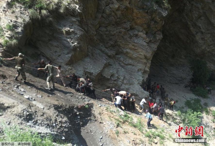 印度一巴士国道发生车祸掉入峡谷 至少16名朝圣者死亡