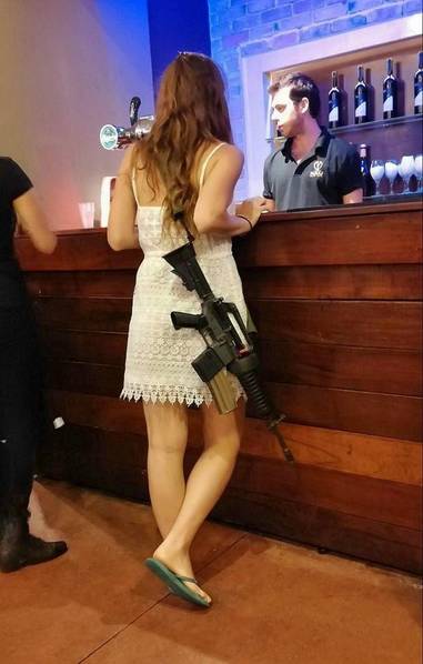 以色列女兵时刻处于战斗状态 去酒吧都背着枪（2）