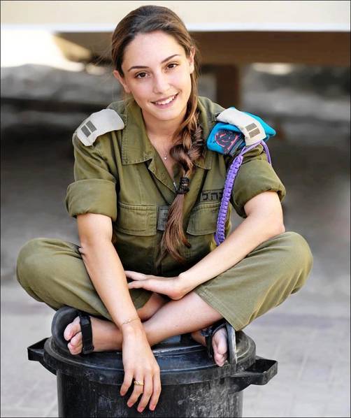 以色列女兵时刻处于战斗状态去酒吧都背着枪2