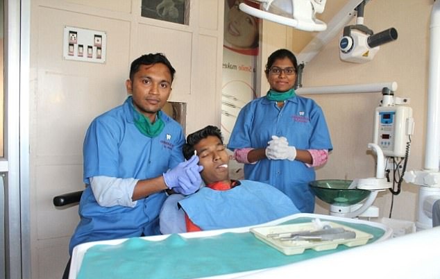 印度18岁少年 拔下3.67厘米世界最长牙齿