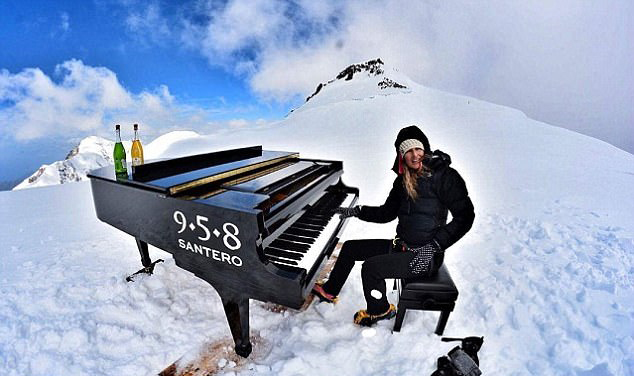 海拔最高的音乐会 意钢琴家4200米高峰上弹钢琴