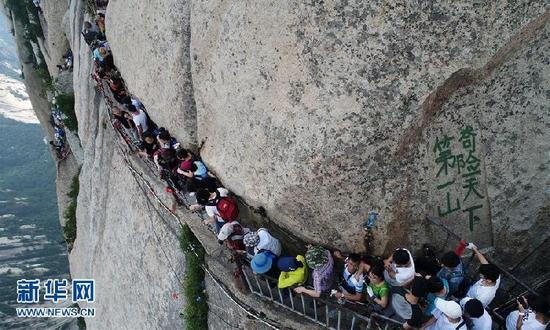 惊险!华山迎旅游旺季 游客排队面壁通过