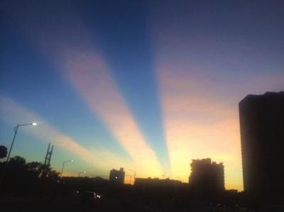 南安市上空出现霞光分割天空 市民纷纷拍照