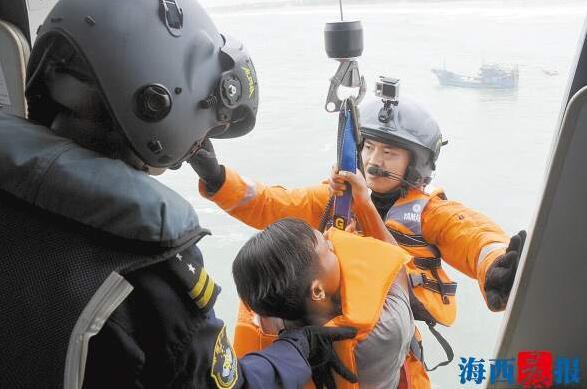 漳州两渔民被困海上 直升机紧急出动救援