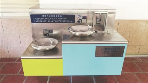 泉州东湖公园公共直饮水机投用 按压就能饮用