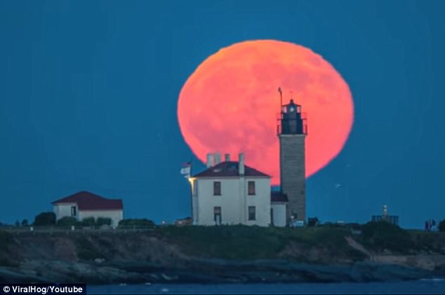 美轮美奂！拍摄者在美国罗德岛拍到橙红色圆月