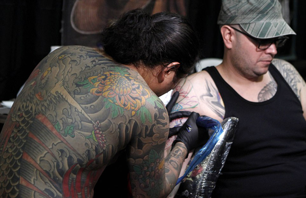 哥伦比亚办纹身博览会 爱好者竞技各式纹身设计