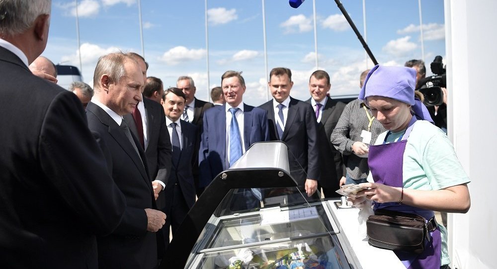 俄罗斯总统普京自费请官员吃冰淇淋 称：“冰淇淋好吃，我推荐”