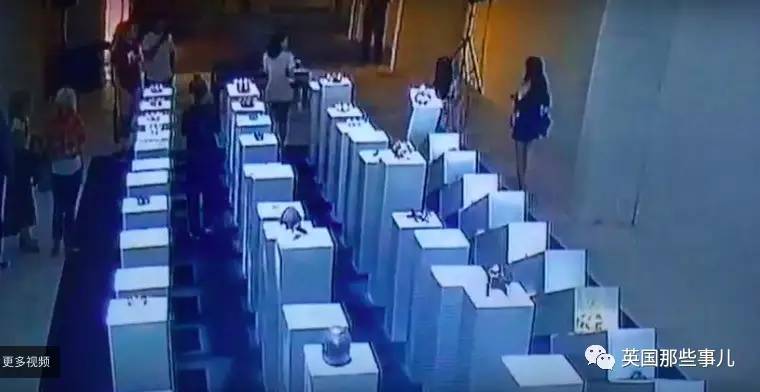 中国留学生为自拍撞坏20万美元展品 主办人Simon霸气表示：不用赔（2）