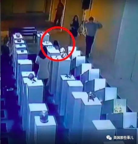 中国留学生为自拍撞坏20万美元展品 主办人Simon霸气表示：不用赔（2）