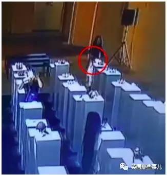 中国留学生为自拍撞坏20万美元展品 主办人Simon霸气表示：不用赔