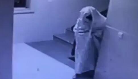晋江小偷裹成“木乃伊”盗窃 以为能骗过全世界