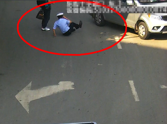 四川：男子无证驾车撞伤交警 因妨害公务被拘留