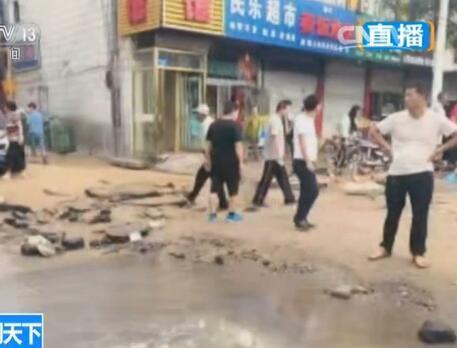 陕西榆林遭暴雨袭击 城区多处路段内涝 路面水毁严重