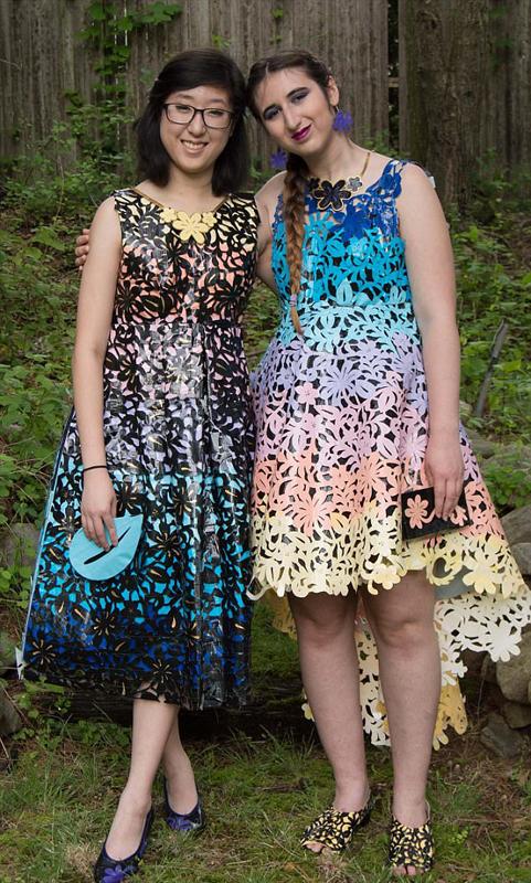 美学生巧手用胶带制作舞会礼服 赢得近7万奖学金（2）