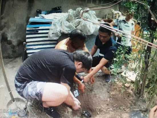 杭州：警察顶40度高温在屋外刨金条 从河里捞保险箱（2）