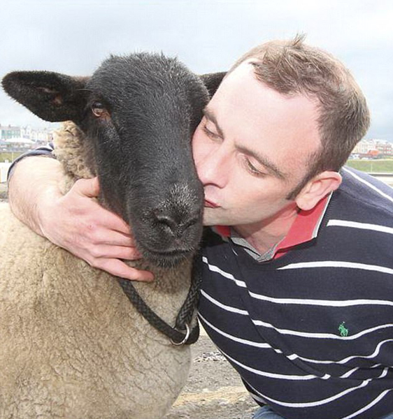 男子带宠物羊逛超市与店员起争执 家中养20只动物