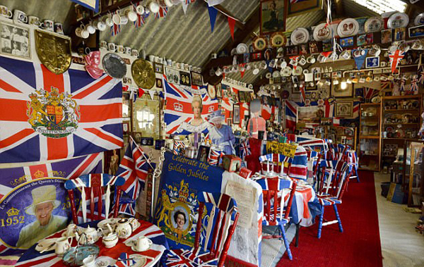 英国老妪收藏7000件皇室纪念品 堪称“皇室忠粉”