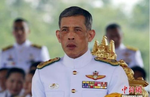 泰国庆国王玛哈65岁寿辰 向大海放生1066只海龟