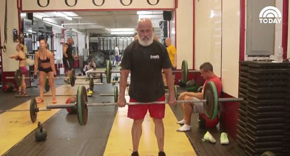 美国78岁健身狂人做高难度健身动作庆生走红网络
